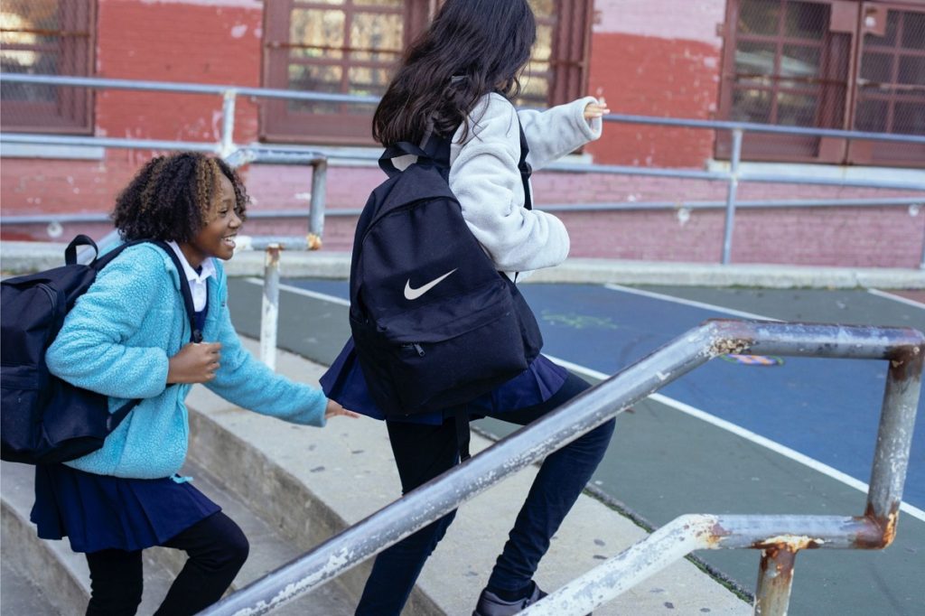 Criança correndo com mochila Nike
