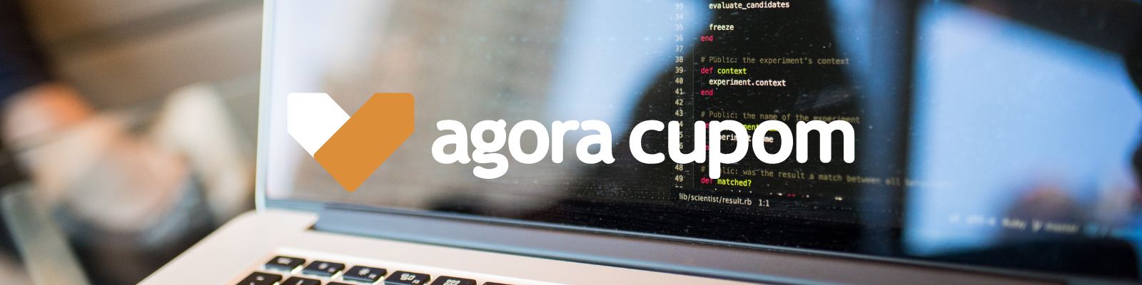 Linha de código com a logo do Agora Cupom