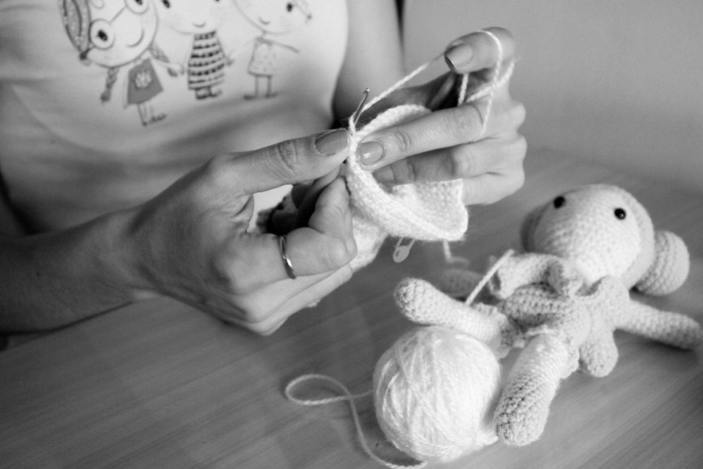 Mulher fazendo amigurumi